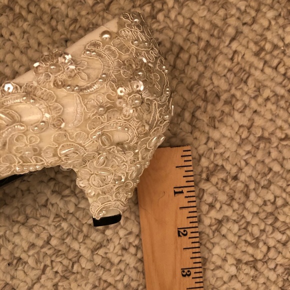 Cream Lace & Pearled Shoes w/ kitten heel. - Picture 3 of 3